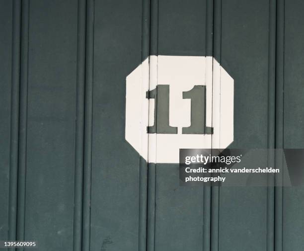 housenumber 11 - hausnummer stock-fotos und bilder