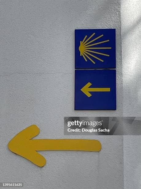 camino de santiago yellow arrow and shell heading to santiago spain - santiago de compostela cathedral stock pictures, royalty-free photos & images