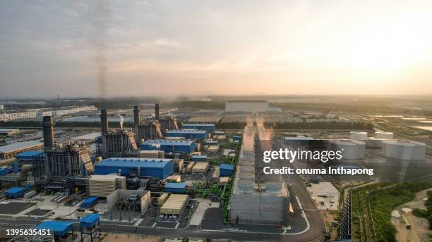 vista aerea della nuova centrale elettrica tipo di cogenerazione fornitura di elettricità e flusso alla zona industriale, concetto industriale e tecnologico - turbina a gas foto e immagini stock