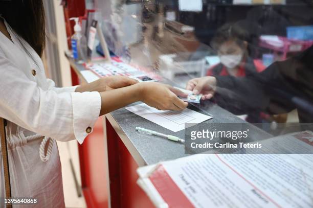 woman renting a car at an airport - carta didentità foto e immagini stock