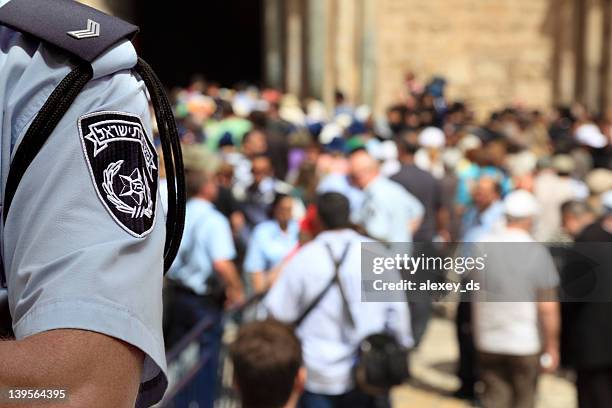 israël officier de police dans la foule de rue - police force photos et images de collection