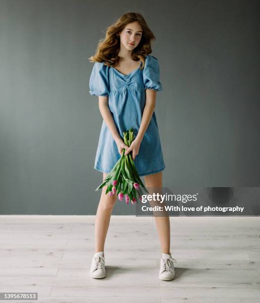 cute teeanger european girl 15 years old with tulips - 14 15 years girls stockfoto's en -beelden