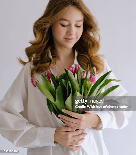 cute teenager girl 14-16 years old european school girl with tulips - 12 13 14 15 years girl stock-fotos und bilder