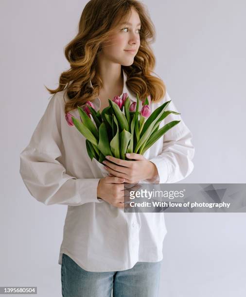 cute teenager girl 14-16 years old european school girl with tulips - 12 13 14 15 years girl stock-fotos und bilder