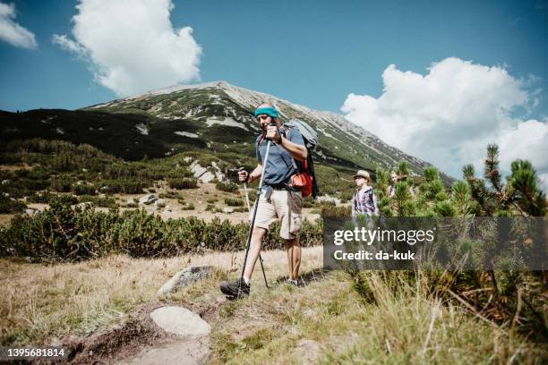 ホリデーアクティビティ - 山でのハイキング - pirin national park ストックフォトと画像