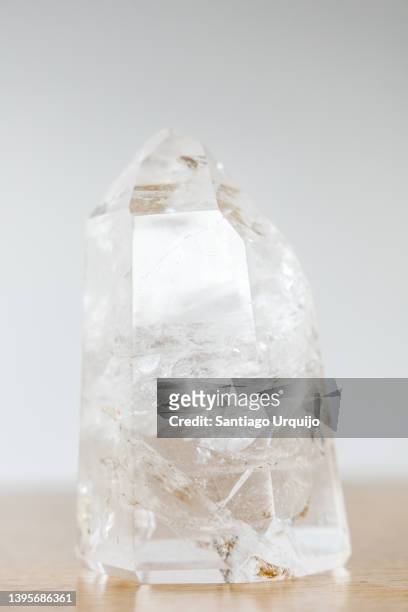 clear quartz crystal - quartz stockfoto's en -beelden