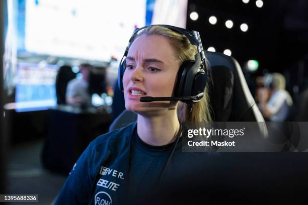 frustrated young female gamer playing video game during esports competition - e sport stock-fotos und bilder