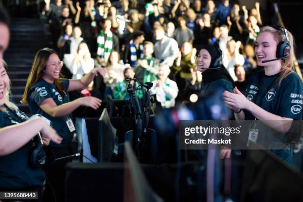 Pretty Esports Fans 270 Esports Audience Stock Photos, High-Res Pictures, and Images ...