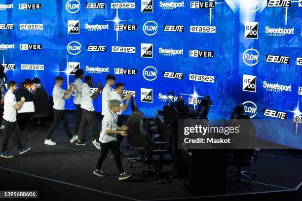 male gamers and coach walking on stage at esports venue - sponsor fotografías e imágenes de stock