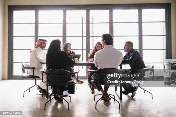 middle eastern businesspeople discussing project plans - suadi arabia stockfoto's en -beelden