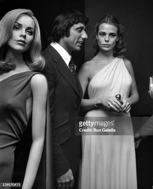 Athlete Joe Namath and actress Margaux Heminway attend the press conference for "Babe" on November 17, 1975 at Cecil's in New York City.