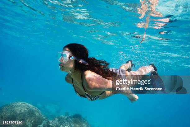 teenage girl snorkling in the ocean - girl diving fotografías e imágenes de stock