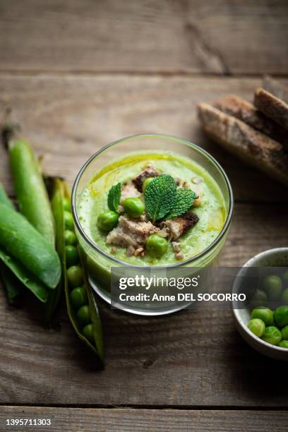 green gaspacho soup with peas cucumber zucchini and mint leaves - pea and mint soup stock pictures, royalty-free photos & images