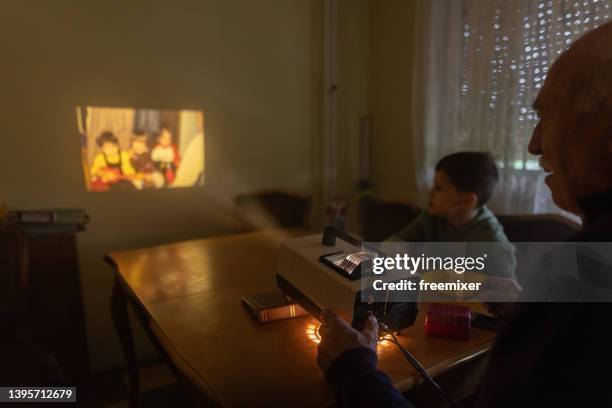 betrachten alter fotografischer dias - diaprojektor stock-fotos und bilder