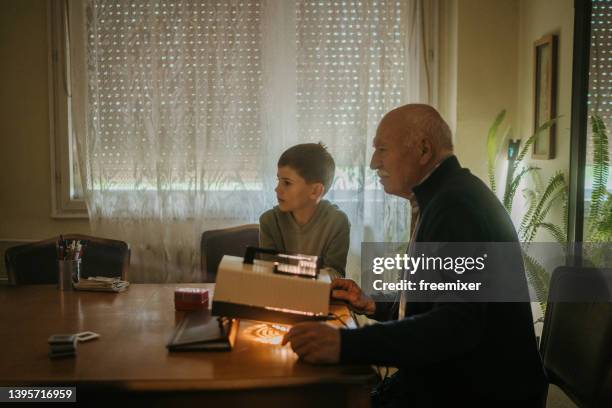 grandfather and grandson - living projector stockfoto's en -beelden