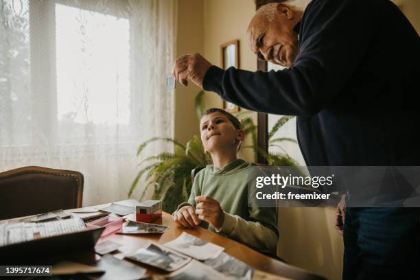 一緒に時間を過ごす孫とおじいちゃん - 郷愁　部屋 ストックフォトと画像