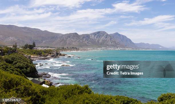 south africa, hermanus, scenic view of sea coast and mountains - hermanus - fotografias e filmes do acervo