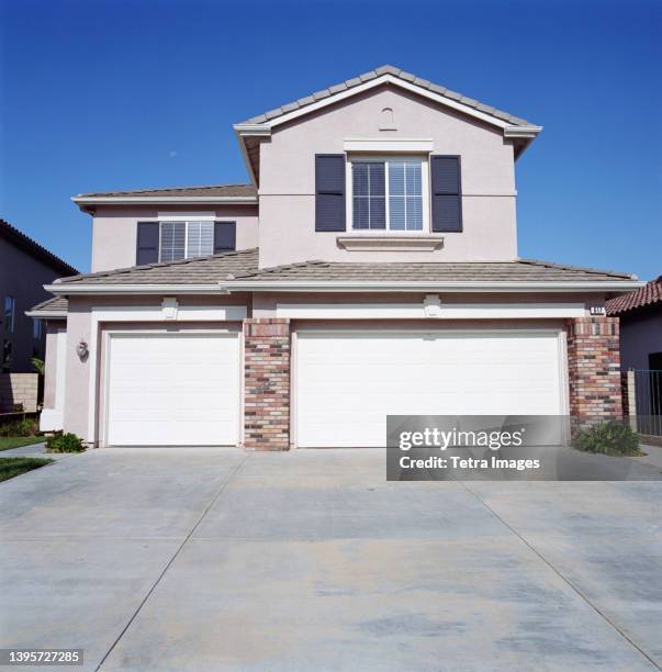 house with driveway and garage - camino de entrada fotografías e imágenes de stock