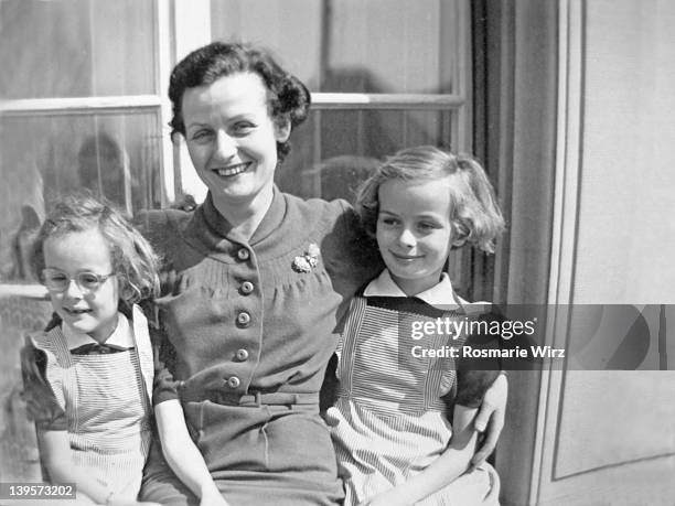 mummy with her two girls - retro portrait frau mother stock-fotos und bilder