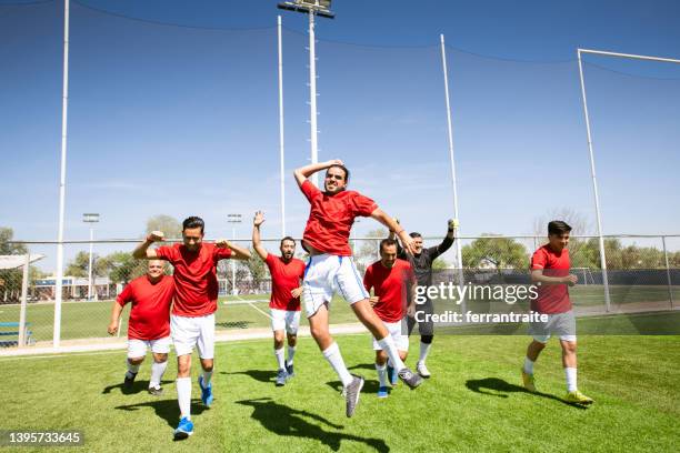 fußball-nationalmannschaft feiert sieg - fußballspieler stock-fotos und bilder