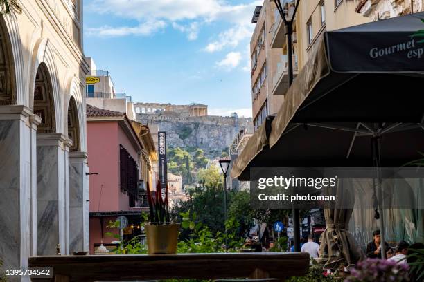 street with acropolis pantheon view - plaka greek cafe stock pictures, royalty-free photos & images