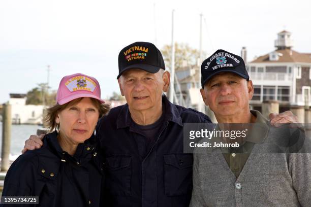veteranos da guarda costeira dos eua e veterano do vietnã com olhar sombrio - us military emblems - fotografias e filmes do acervo