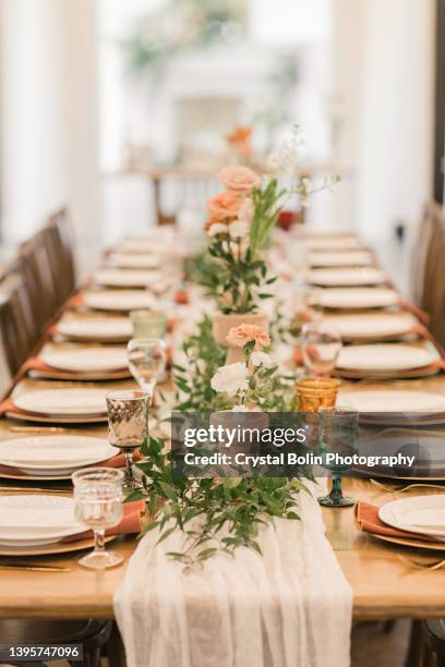 blumen, kerzen und hochzeitsdekor auf einem esstisch in einem schicken neutralen, romantischen, rustikalen, modernen hochzeitsempfang bei einer frühlingshochzeit in tennessee - arranging ideas stock-fotos und bilder