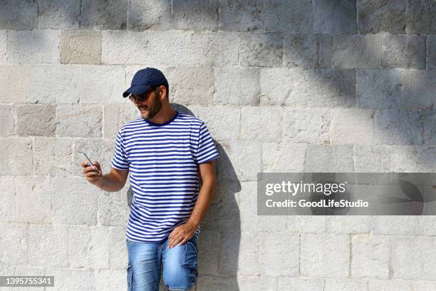 tourist using a mobile app - zeemansstrepen stockfoto's en -beelden