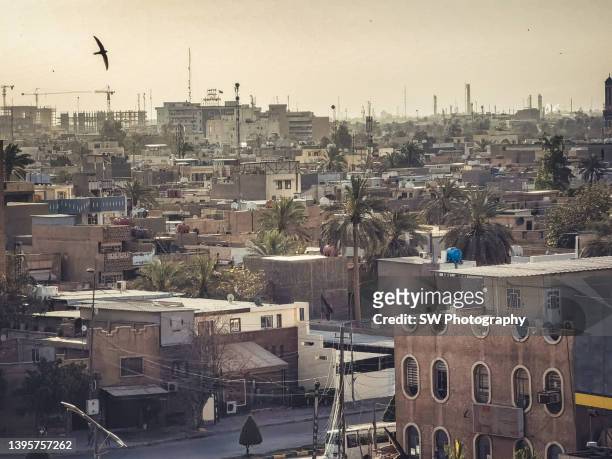 mobile device photo of the baghdad cityscape - 伊拉克 個照片及圖片檔