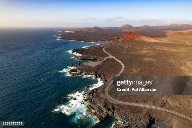 aerial view of los hervideros with red mountain volcano (montaña bermeja volcan) in the background - lanzarote, canary islands, spain - lanzarote 個照片及圖片檔