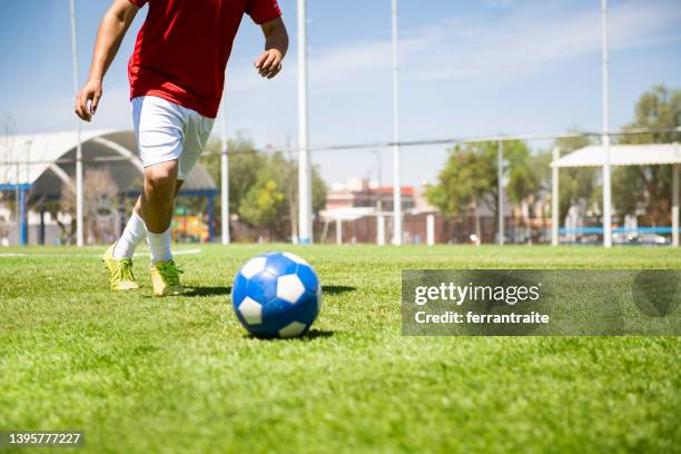 fußballspieler tritt elfmeter - angriffsspieler stock-fotos und bilder