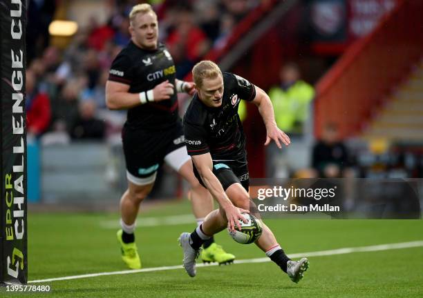 Aled Davies of Saracens runs in his teams first try during the EPCR Challenge Cup Quarter Final match between Gloucester Rugby and Saracens at...