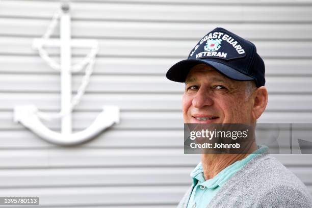 veterano de la guardia costera de los estados unidos con una sonrisa dentada mirando a la cámara - guardacostas fotografías e imágenes de stock