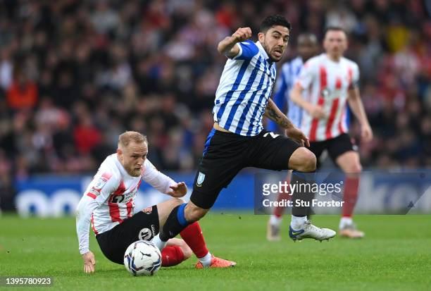 Sunderland player Alex Pritchard challenges Sheffield Wednesday player Massimo Luongo during the Sky Bet League One Play-Off Semi Final 1st Leg match...