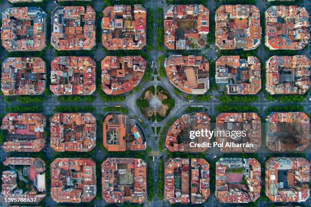 aerial view of the residential eixample district of barcelona, catalonia, spain. plaça de tetuan - barcelona españa fotografías e imágenes de stock