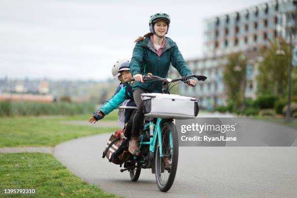 bike ride on cargo e-bike carries the whole family - center street elementary stock pictures, royalty-free photos & images