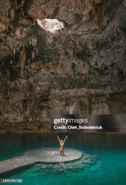 mulher em cenote em yucatan, méxico - tulum mexico - fotografias e filmes do acervo