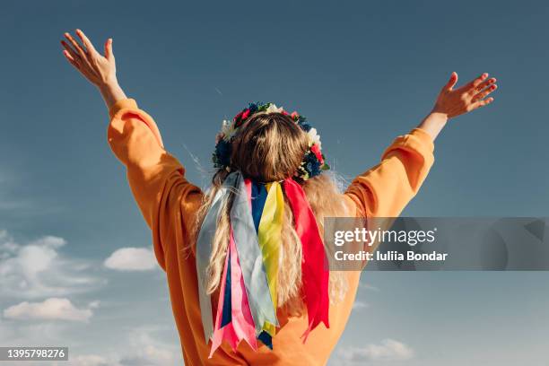 wreath on woman's head - haarkranz stock-fotos und bilder