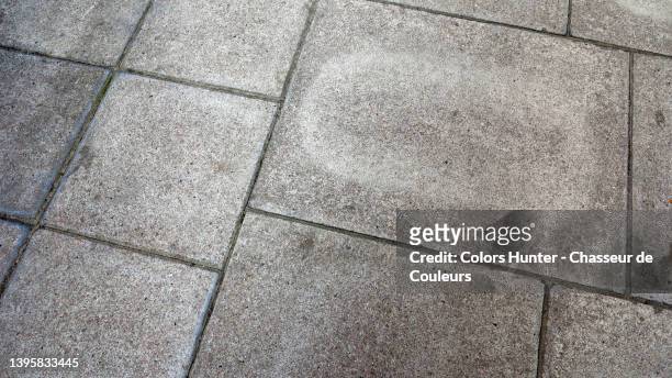 empty and weathered gray cement slabs of a sidewalk in london - sidewalk stockfoto's en -beelden
