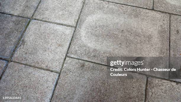 empty and weathered gray cement slabs of a sidewalk in london - calçada - fotografias e filmes do acervo