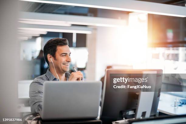 kaukasischer geschäftsmann, der im büro mit kundenservice telefoniert - technical support stock-fotos und bilder