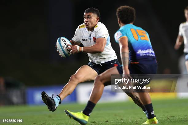 Izaia Perese of the Waratahs makes a break during the round 12 Super Rugby Pacific match between the Moana Pasifika and the NSW Waratahs at Mt Smart...