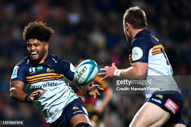 Rob Valetini of the Brumbies passes the ball during the round 12 Super Rugby Pacific match between the Chiefs and the ACT Brumbies at FMG Stadium...