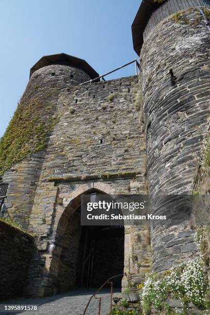 entrance towards monschau castle, sunshine, germany - the medieval city of monschau foto e immagini stock