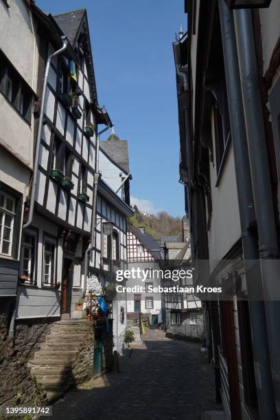 historic streets of monschau, half timbered houses, germany - the medieval city of monschau foto e immagini stock