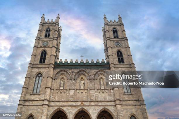 stone facade of the notre-dame basilica of montreal - basilica 個照片及圖片檔