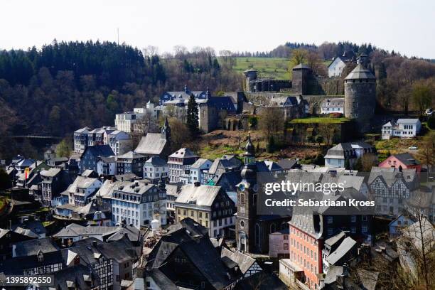 monschau castle on the hill, houses, germany - the medieval city of monschau foto e immagini stock