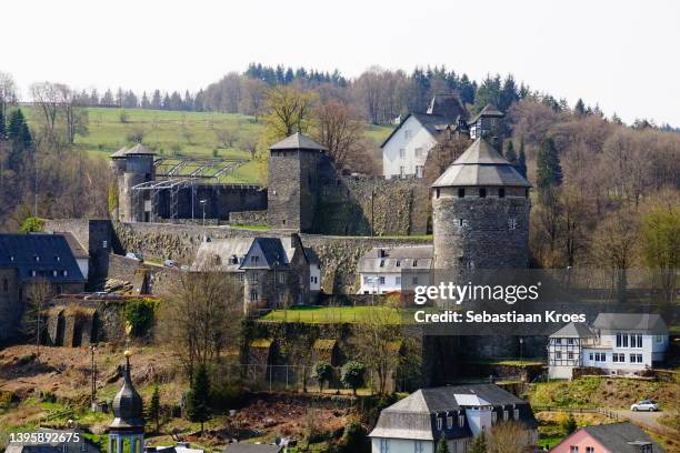 overview on the monschau castle, walls and tower, germany - the medieval city of monschau foto e immagini stock