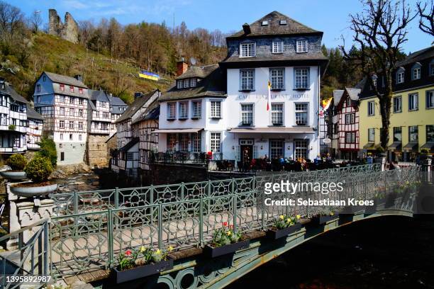 colourful view on the facades of monschau, bridge, germany - the medieval city of monschau foto e immagini stock