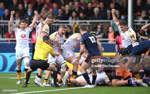 Wasps players celebrate after Alfie Barbeary scores the fourth Wasps try during the EPCR Challenge Cup Quarter Finals match between Edinburgh Rugby...